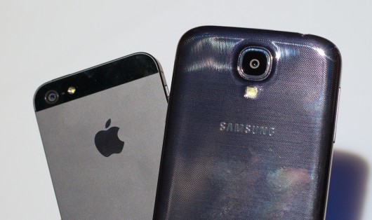 Samsung-Galaxy-S4-vs.-iPhone-5-014-1-530x314