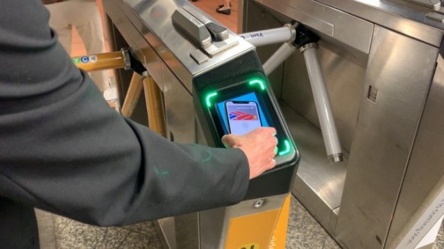 Los neoyorquinos pronto usaran Apple Pay en el metro