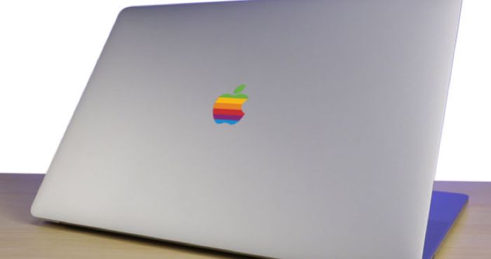 MacBook Pro con logo arcoíris