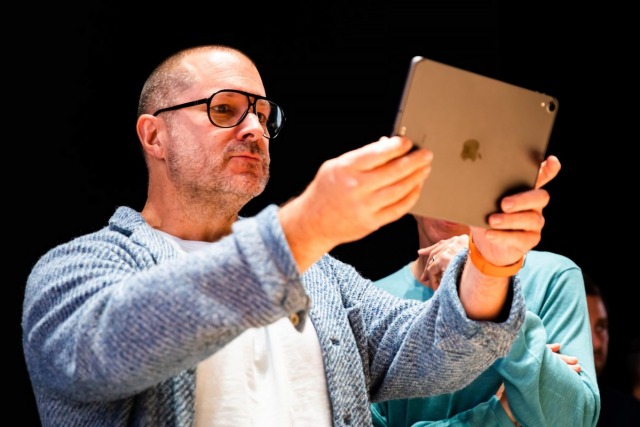 Jony Ive sosteniendo un iPad productos Apple