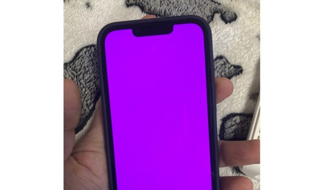 iPhone 13 con pantalla rosa