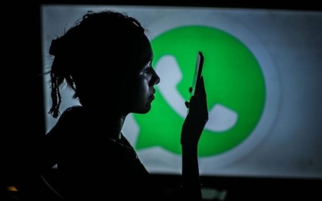 Mujer viendo su WhatsApp