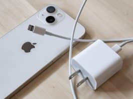 iPhone 14 con cargador y cable con puerto Lightning