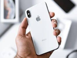 iPhone XS de color blanco